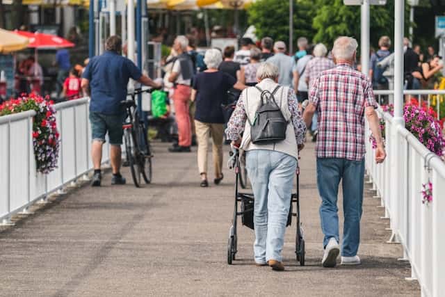 Anziani che camminano in città per mantenenere forza muscolare e prevenire cadute