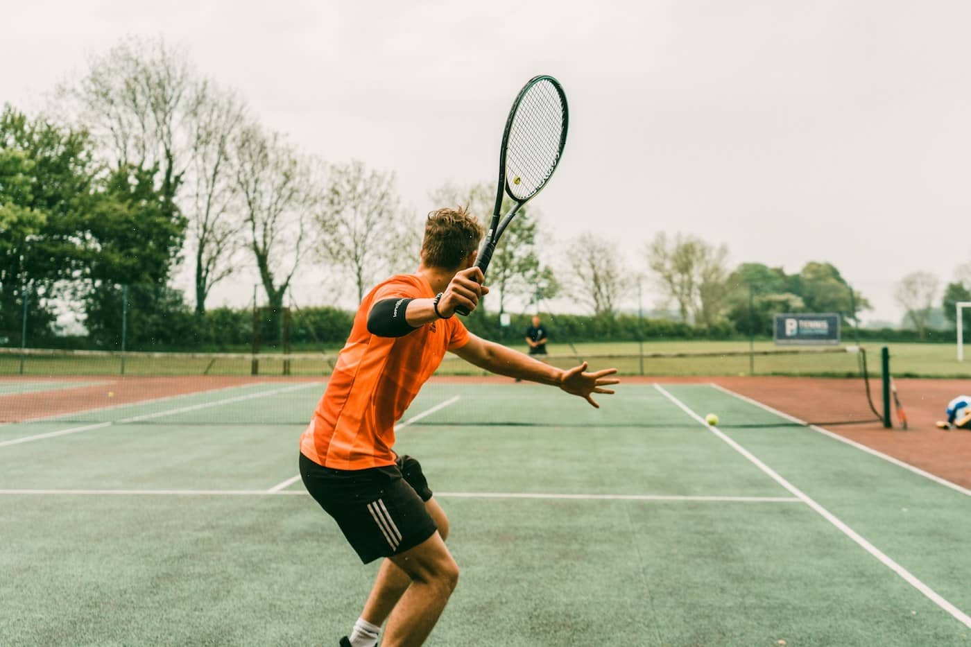 Una persona che gioca a Tennis